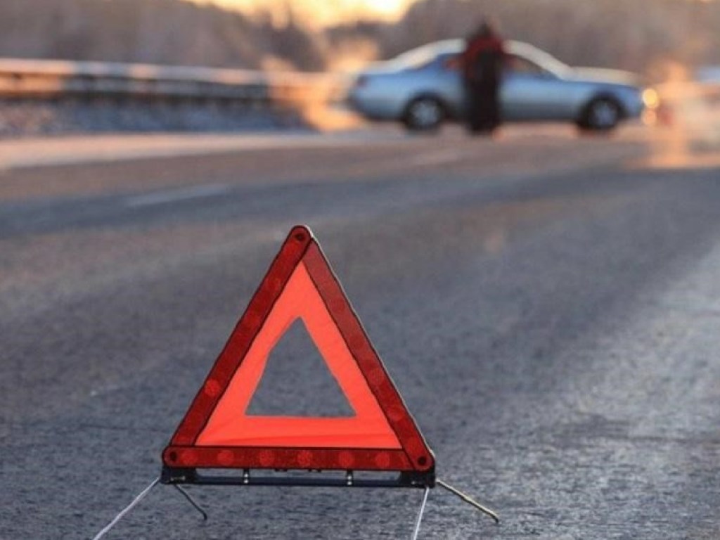 Трое пострадавших: В Глевахе под Киевом иномарка снесла авто Skoda (ВИДЕО)