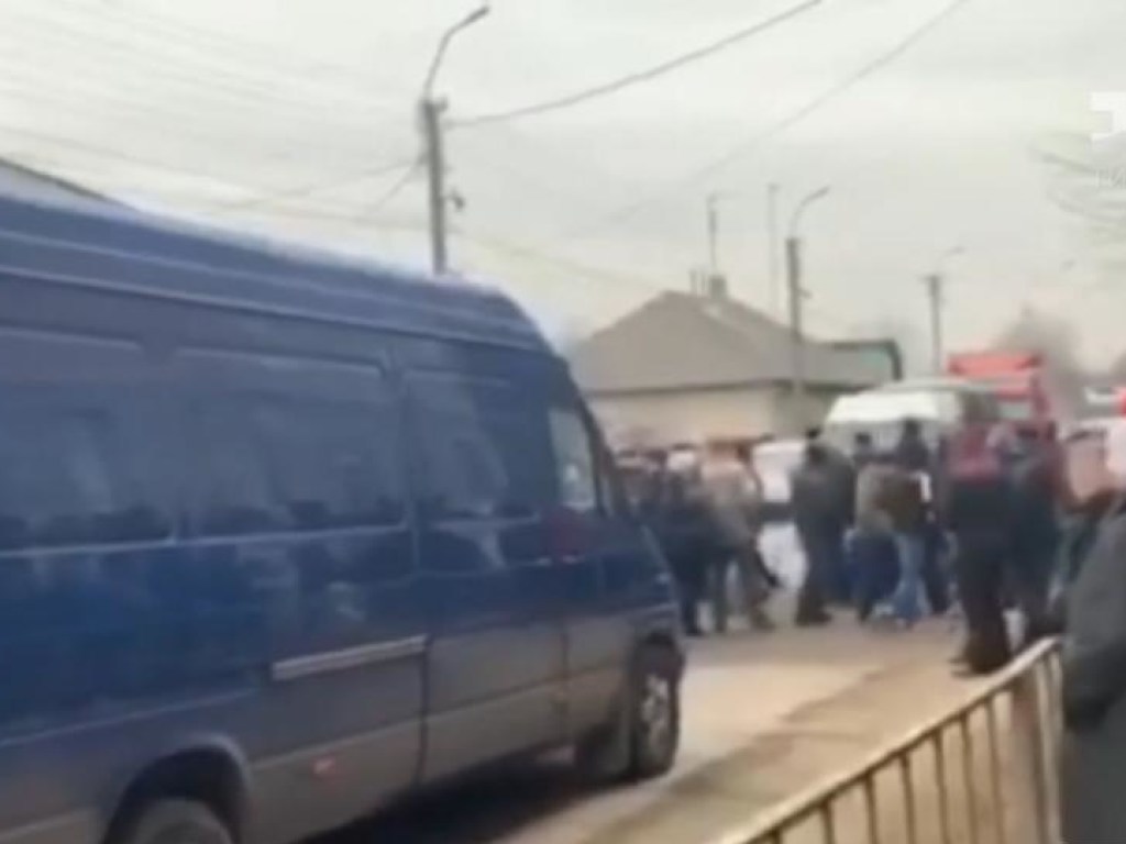 На Закарпатье местные жители заблокировали дорогу (ВИДЕО)