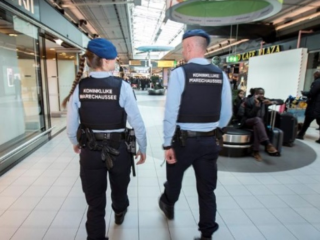 В аэропорту Амстердама полиция забрала трехлетнюю дочь у украинца (ФОТО)