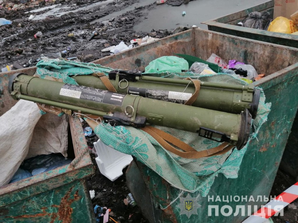 В Житомире мужчина нашел в мусорнике два гранатомета (ФОТО)
