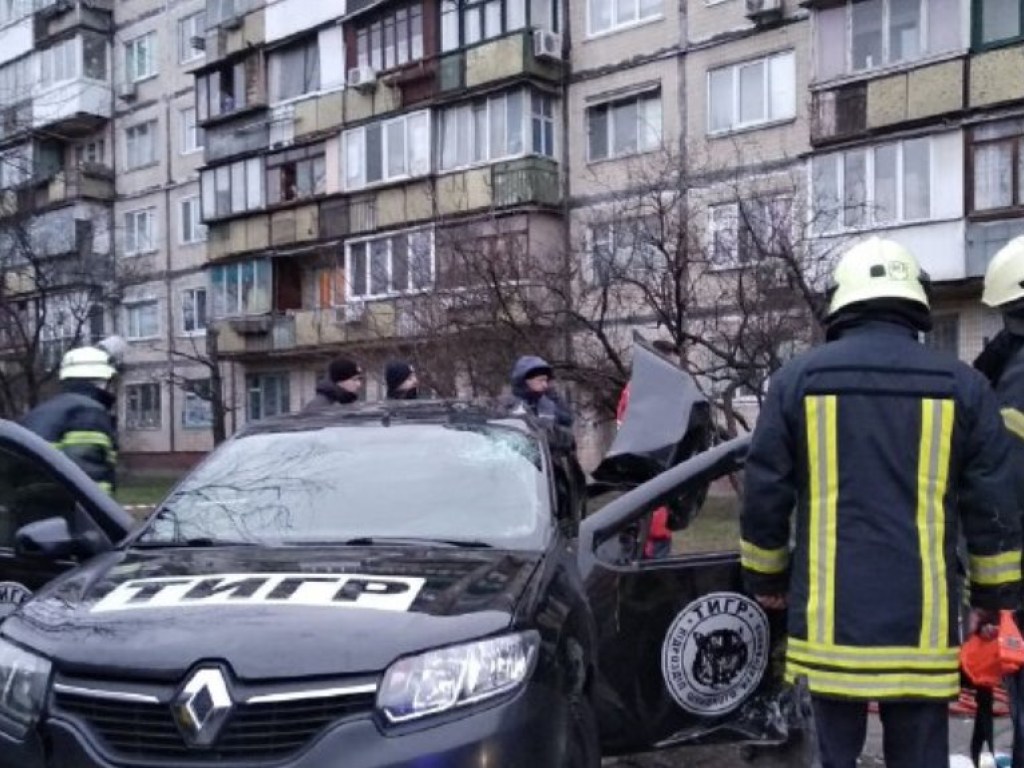На Воскресенке в Киеве Renault влетел в остановку с людьми: есть жертвы (ФОТО, ВИДЕО)