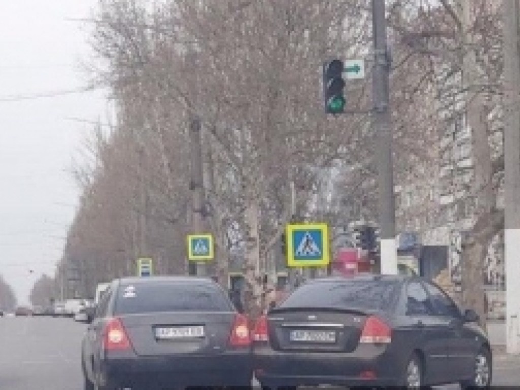 ДТП в Мелитополе: у пешеходного перехода дорогу не поделили две иномарки (ФОТО)