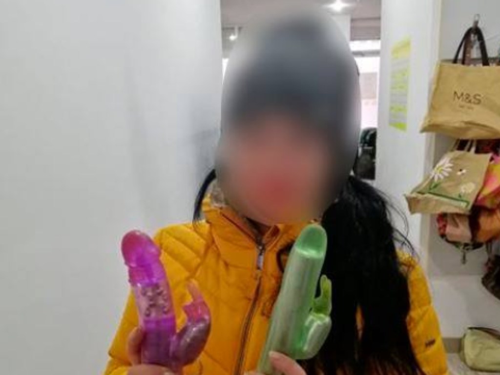 В Черкасской области дети в секонд-хенде устроили фехтование на фаллоимитаторах (ВИДЕО)