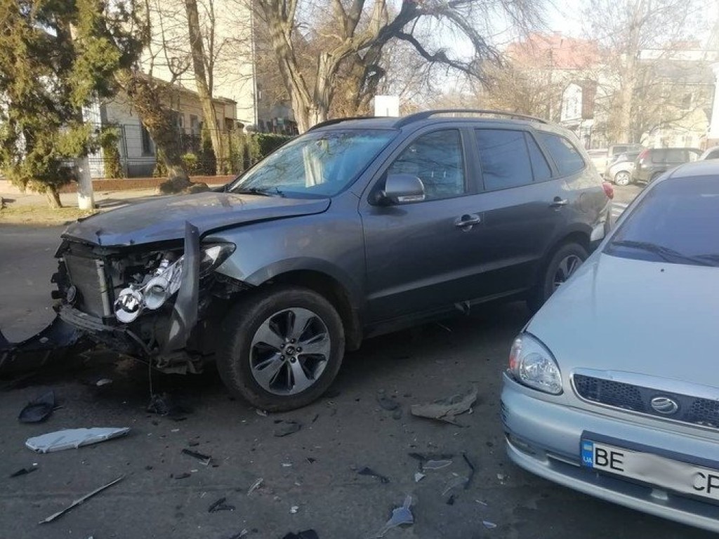ДТП в центре Николаева: дорогу не поделили Lanos и Hyundai (ФОТО)