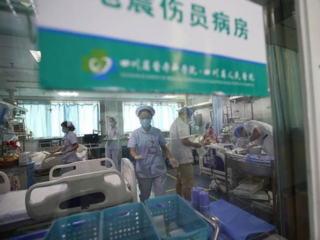 В Китае дезинфицируют целые улицы от коронавируса (ВИДЕО)