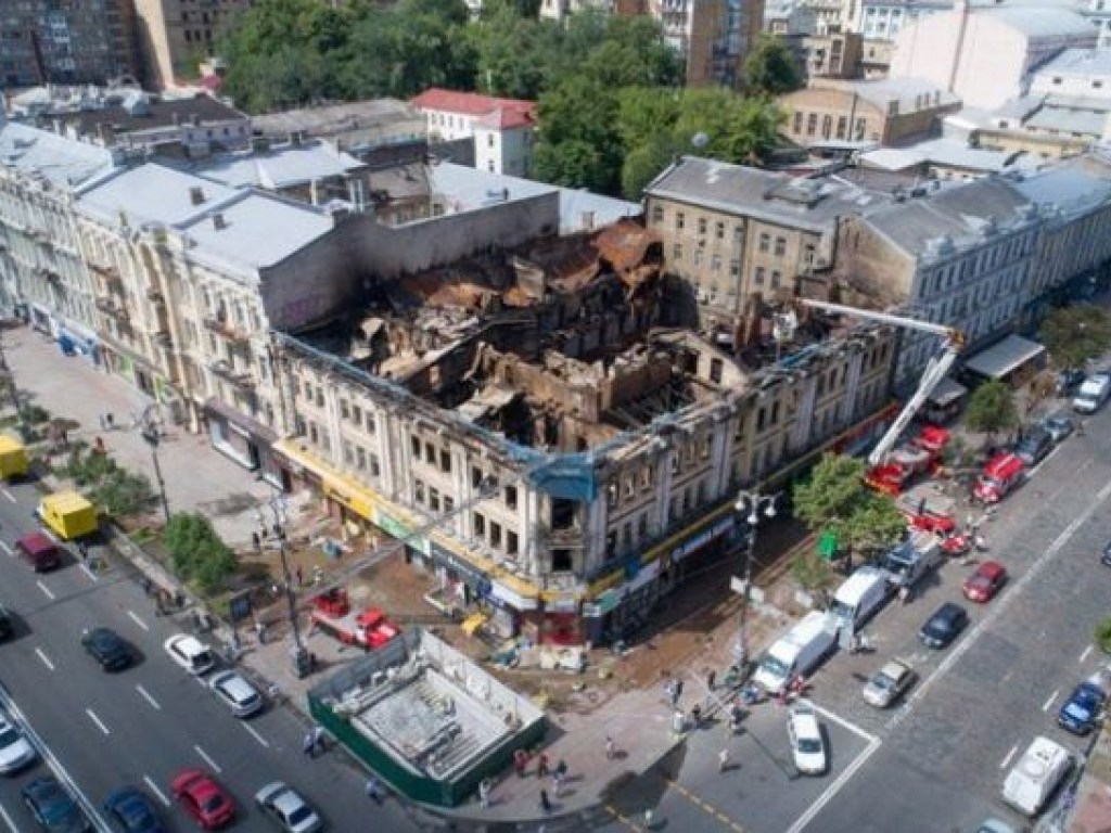 «Фасад сохранят»: в Киеве реставрируют знаменитый гастроном на Крещатике (ФОТО)