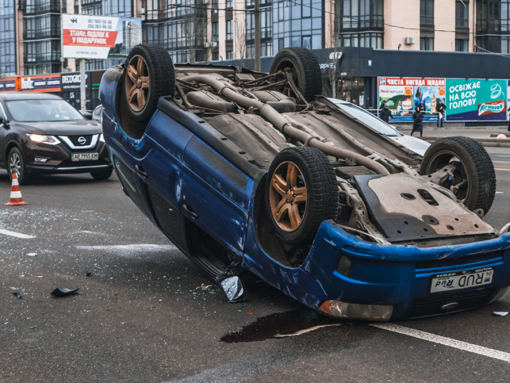 В Днепре перевернулся Subaru: водитель чудом избежал серьезных травм (ФОТО)