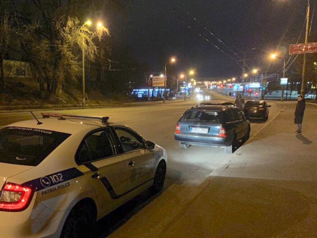 В Киеве горе-водитель Mercedes после столкновения с Ford пытался скрыться с места ДТП (ФОТО)