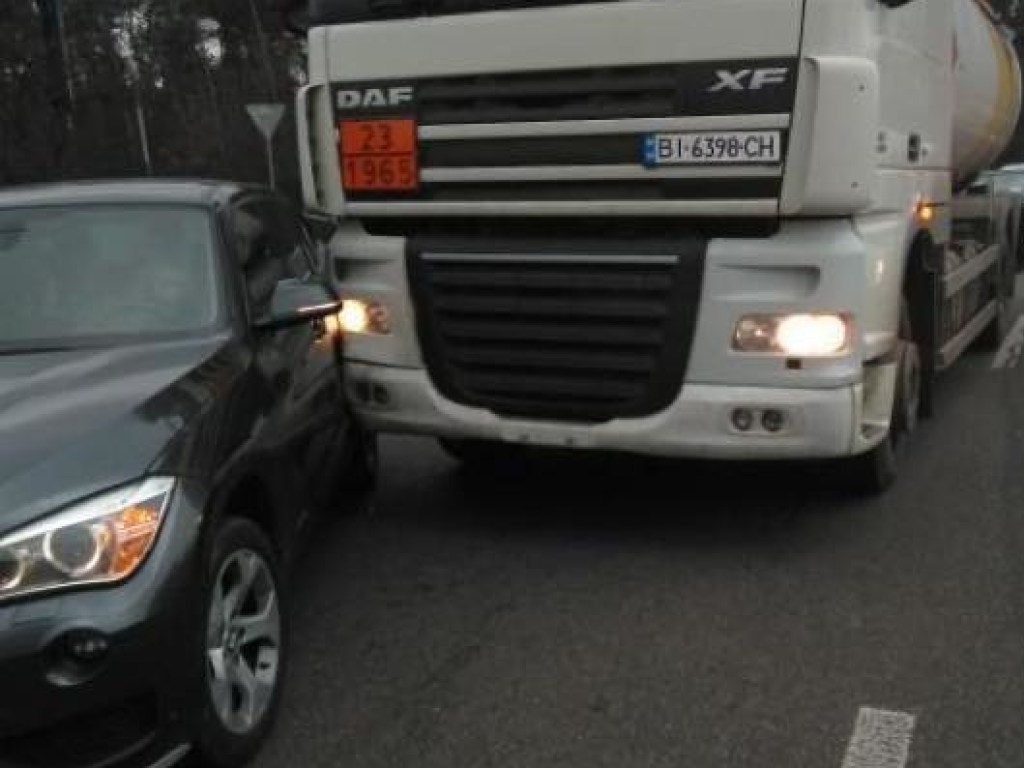На Харьковской площади в Киеве автоледи на BMW допустила столкновение с фурой (ФОТО)