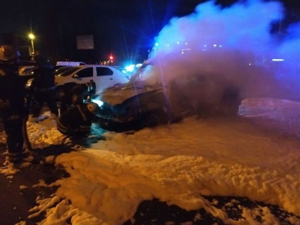 На парковке в Николаеве вспыхнул элитный Lexus: очевидцы говорят о поджоге (ФОТО)