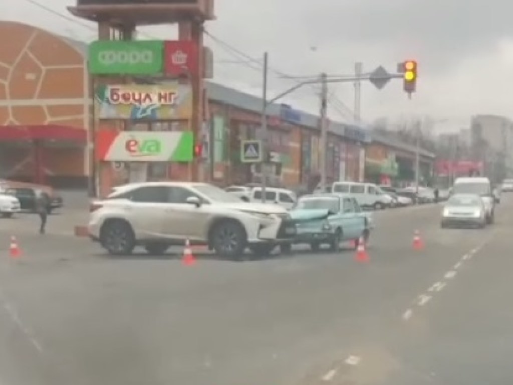 Под Киевом произошло анекдотичное ДТП: столкнулись Lexus и «Запорожец»