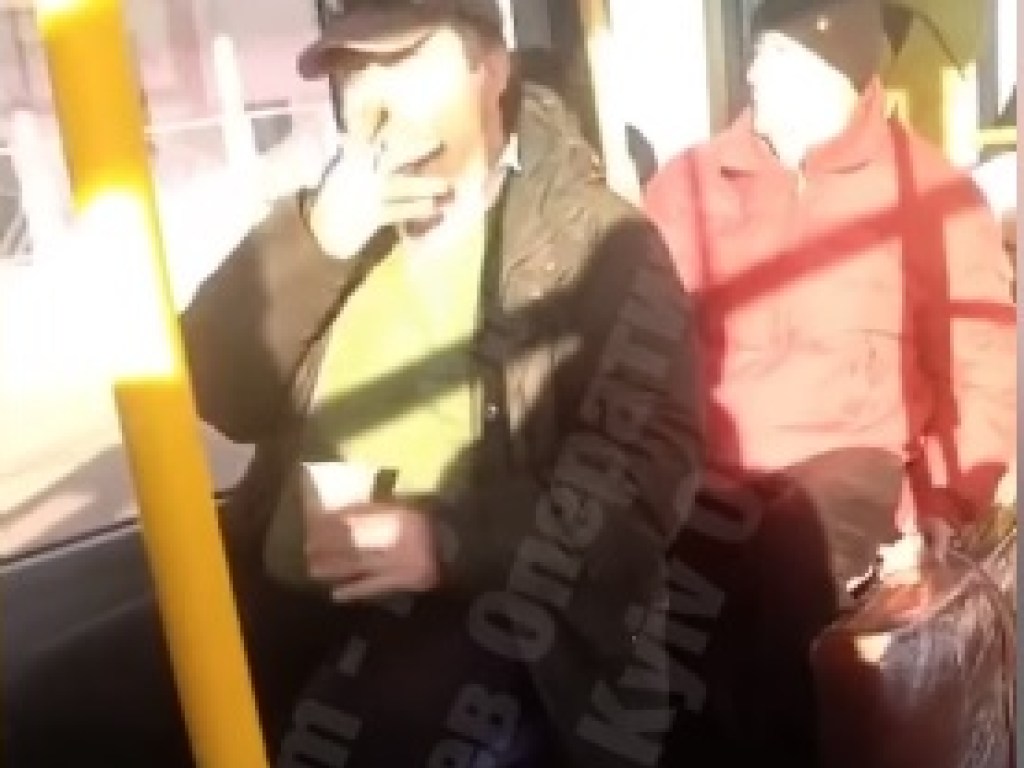 Закурил прямо в автобусе: в Киеве пассажир отличился хамским поведением (ВИДЕО)