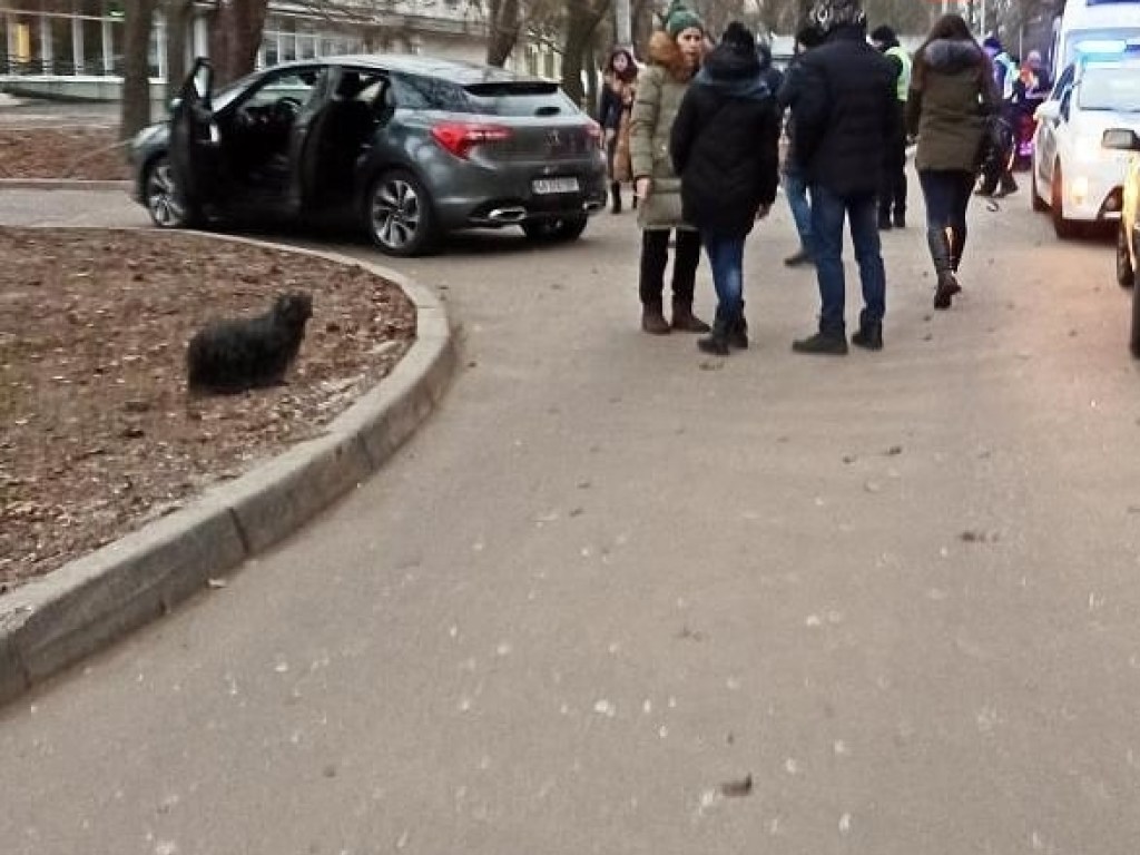 На Нивках в Киеве иномарка на большой скорости  сбила человека во дворе (ФОТО)