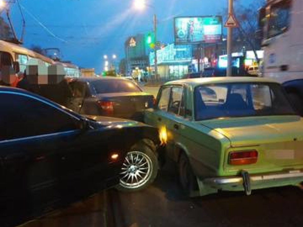 Под Харьковом столкнулись сразу три авто: два пассажира попали в больницу (ФОТО)