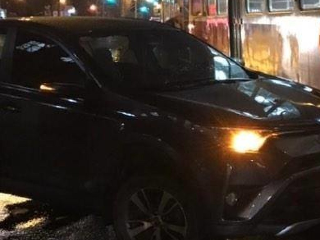 На Лукьяновке в Киев внедорожник Toyota протаранил трамвай с пассажирами (ФОТО)