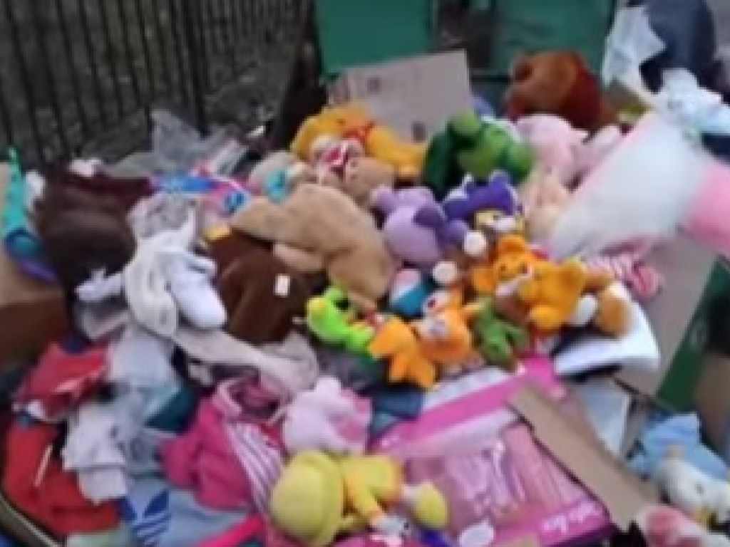 «Скандал в Виннице»: на помойку детского дома выбросили подарки для сирот от волонтеров (ВИДЕО)