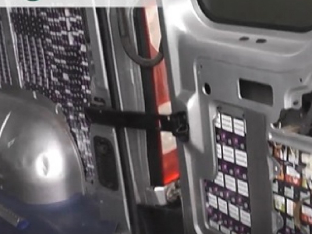 Венгерские таможенники обнаружили в двух украинских микроавтобусах контрабанду сигарет (ФОТО, ВИДЕО)