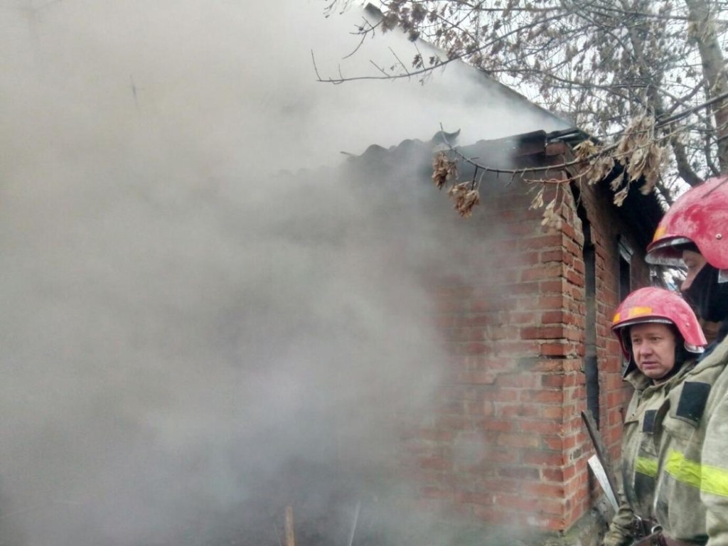 При пожаре в частном доме погиб 51-летний житель Харьковской области (ФОТО)