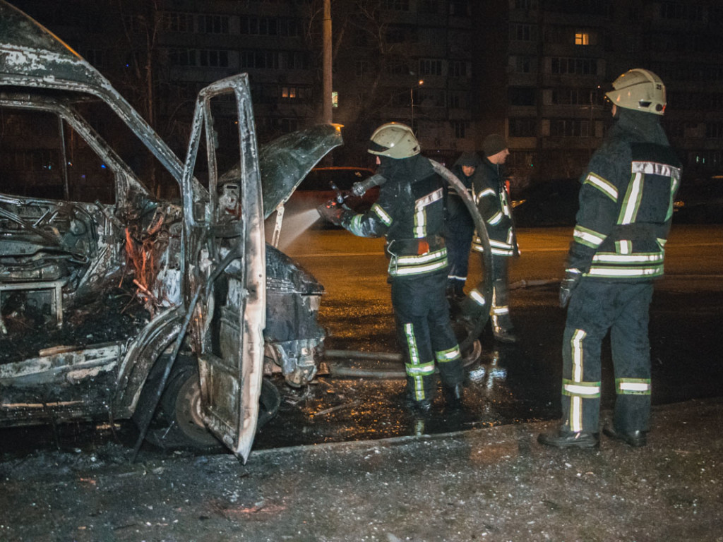 Ночью в Киеве на дороге сожгли маршрутку (ФОТО, ВИДЕО)