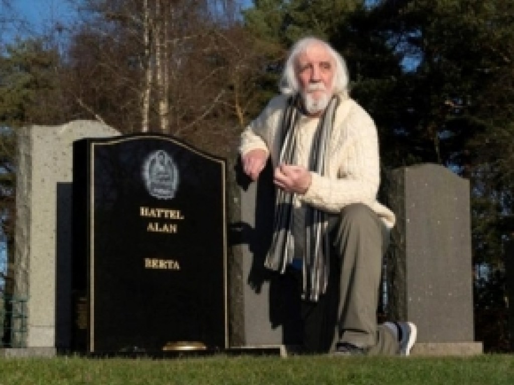 Почему-то перестали звонить друзья: в Шотландии мужчина обнаружил на кладбище собственную могилу (ФОТО)