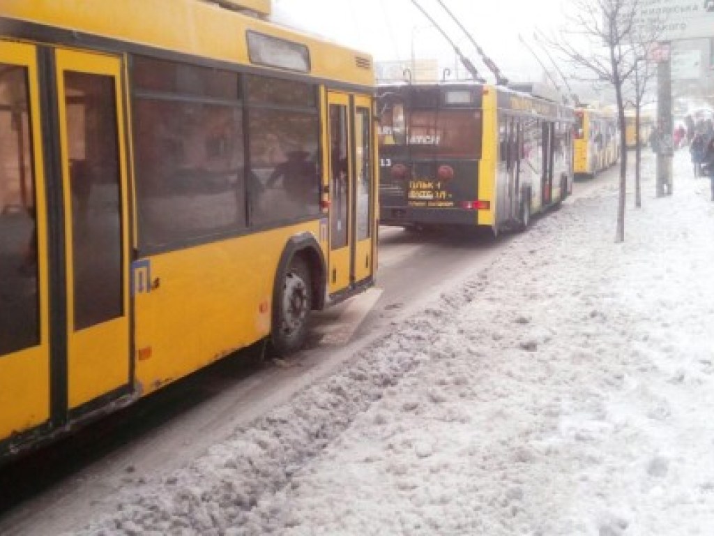 В Киеве произошло ДТП, из-за которого остановились троллейбусы: пассажирам пришлось идти пешком (ВИДЕО)