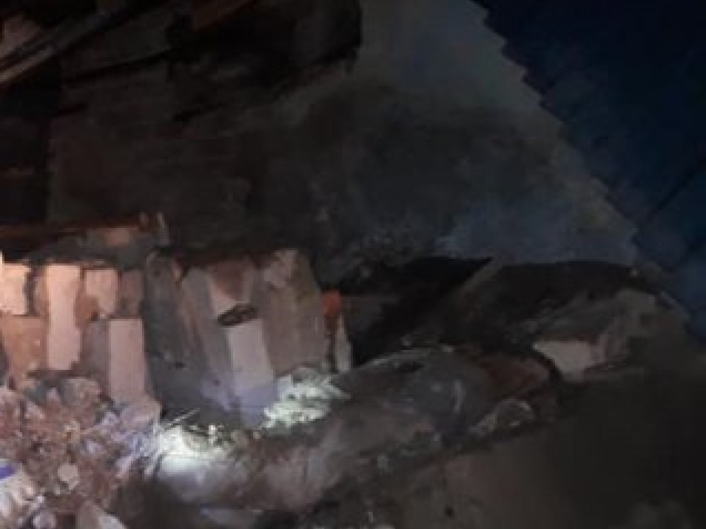 В поселке под Харьковом обвалилось здание: погиб человек, тело доставали пятеро спасателей (ФОТО)