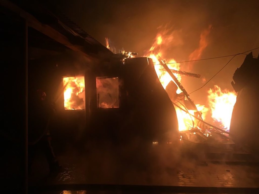 На Львовщине произошел мощный пожар в зале ритуальных услуг: сгорели 25 гробов и пострадал соседний дом (ФОТО)
