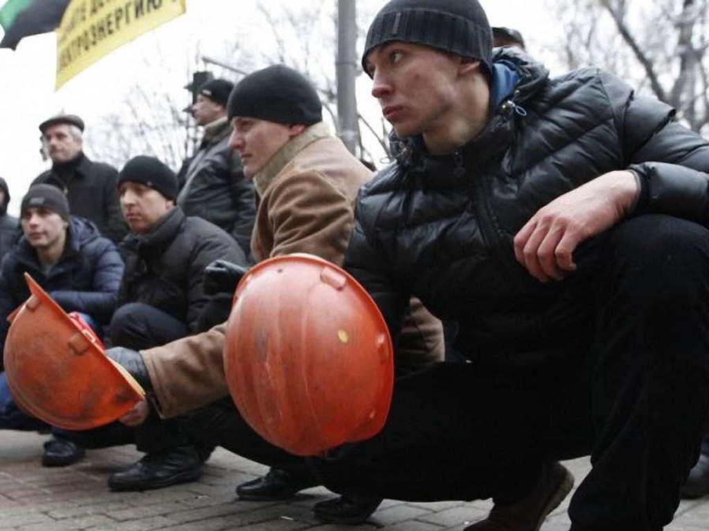 Миллионные долги по зарплате: Шахтеры во Львовской области перекрыли дорогу