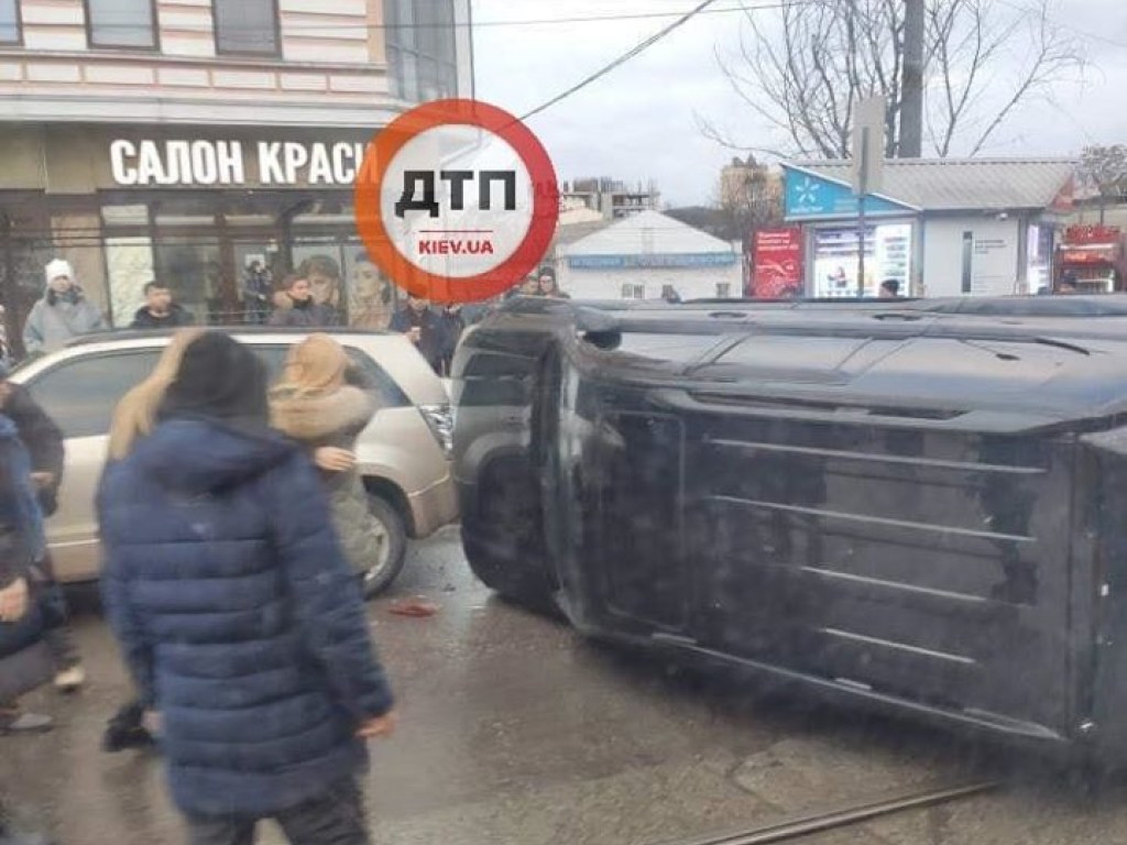 В Киеве произошло ДТП с авто такси: внедорожник Toyota Prado с девушкой перевернулся (ФОТО)
