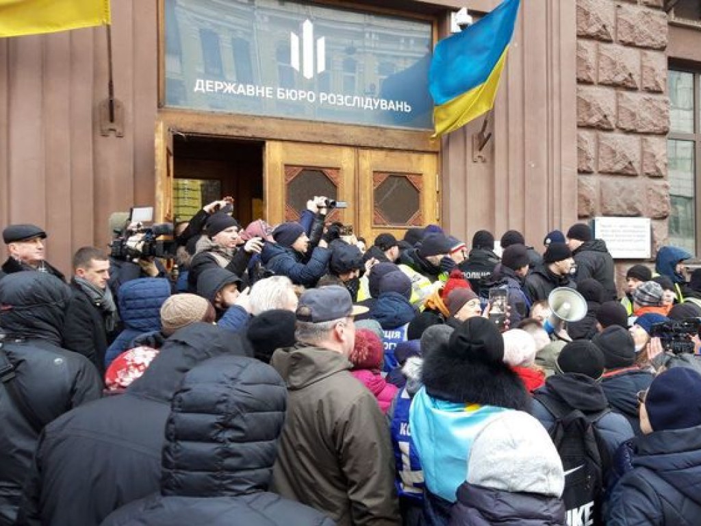 Сторонники Порошенко устроили потасовку под зданием ГБР (ФОТО, ВИДЕО)