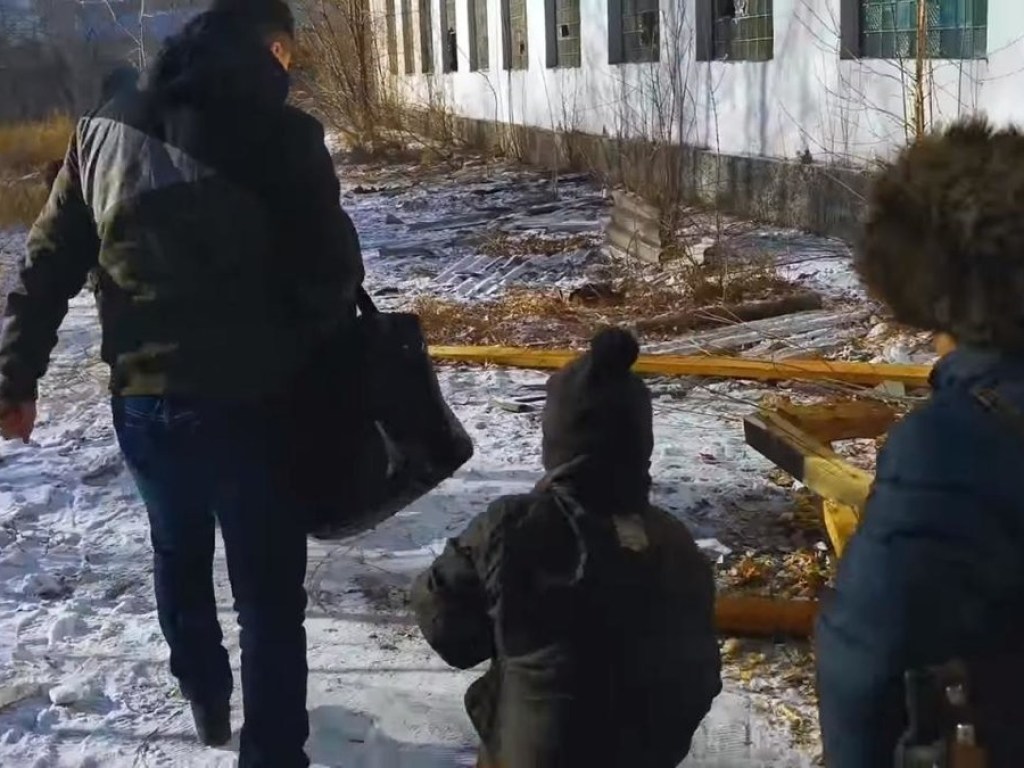 В заброшенном доме у костра в РФ нашли семью с четырьмя детьми