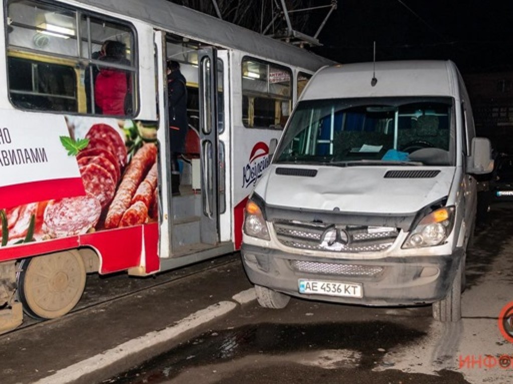 Пьяный водитель микроавтобуса влетел на остановку с людьми в Днепре, есть пострадавшие (ФОТО, ВИДЕО)