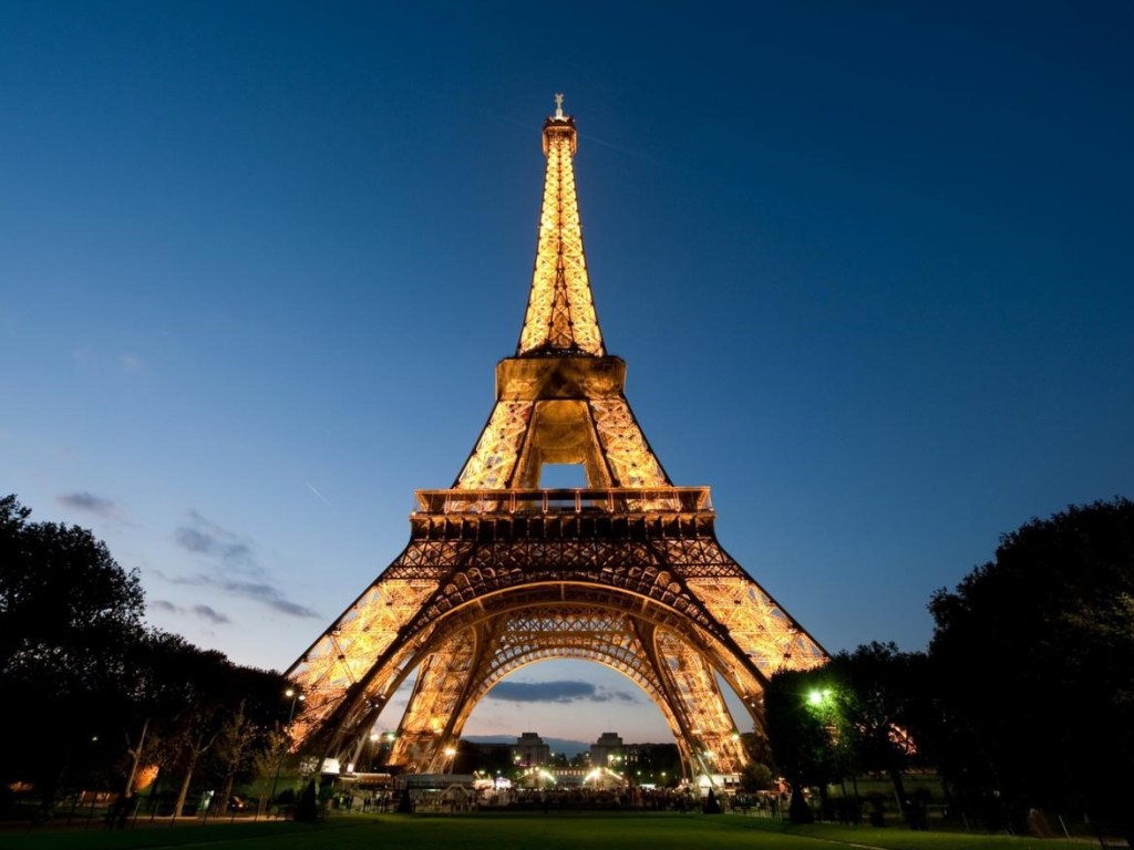 Эйфелеву башню закрыли из-за забастовки в Париже