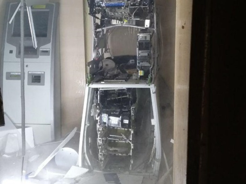Неизвестные взорвали банкомат в Харькове (ФОТО, ВИДЕО)