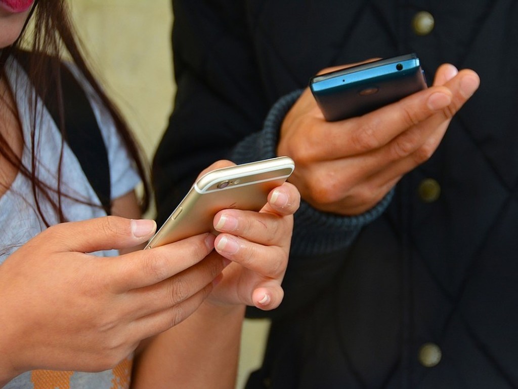 На сайте Рады разместили законопроект о запрете школьникам пользоваться смартфонами на уроках