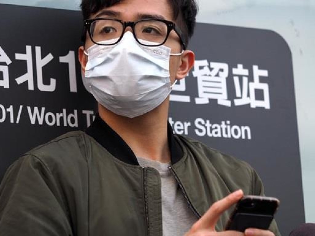 В Китае число заболевших вирусом достигло почти 900 человек, 13 городов прекратили транспортное сообщение