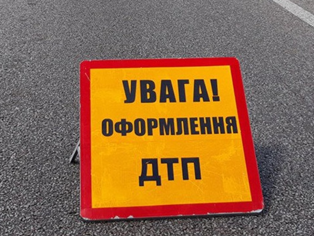 В Святошинском районе Киева столкнулись Toyota и Renault: иномарку вынесло в зеленую зону (ВИДЕО)