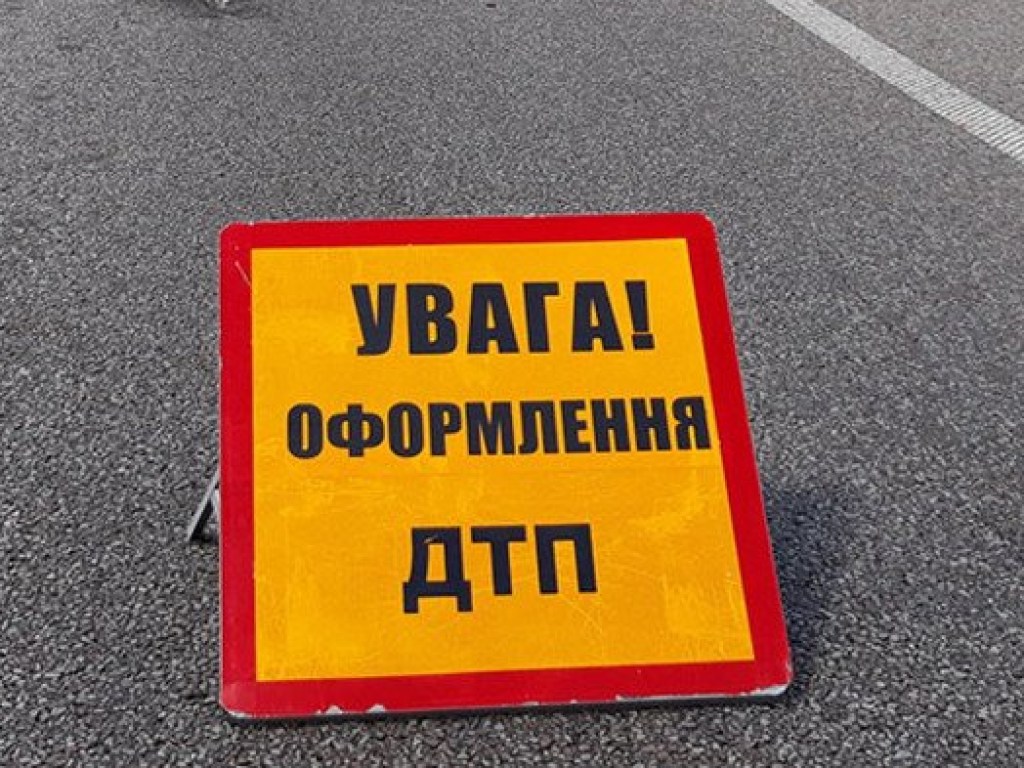 Серьезное ДТП с жертвами в Киеве: на проспекте перевернулась легковушка (ВИДЕО)