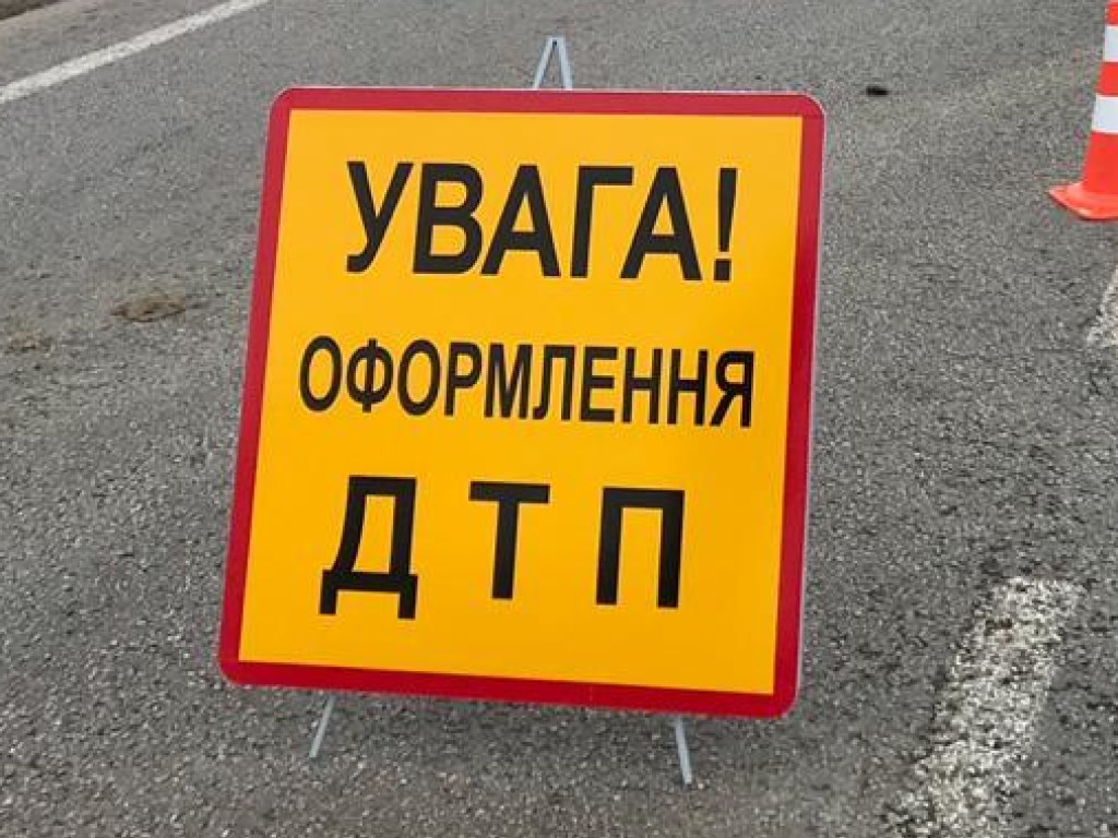 У рынка «Юность» в Киеве Lanos сбил пешехода-нарушителя (ВИДЕО)