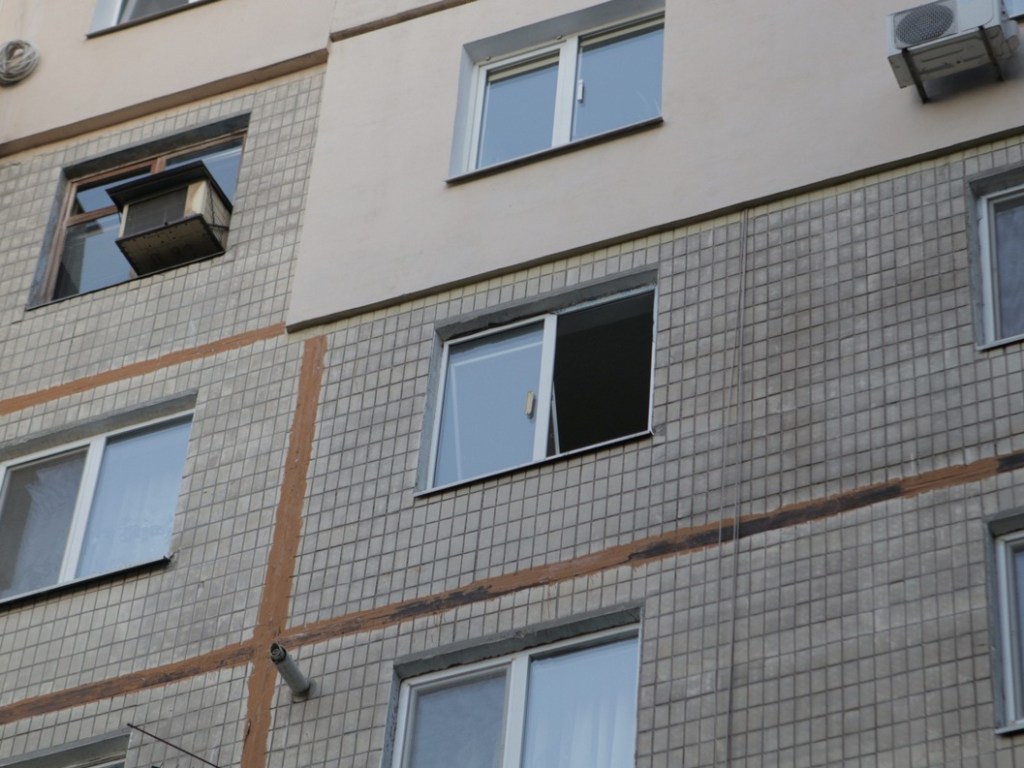 19-летняя жительница Черноморска выпала из окна 7 этажа