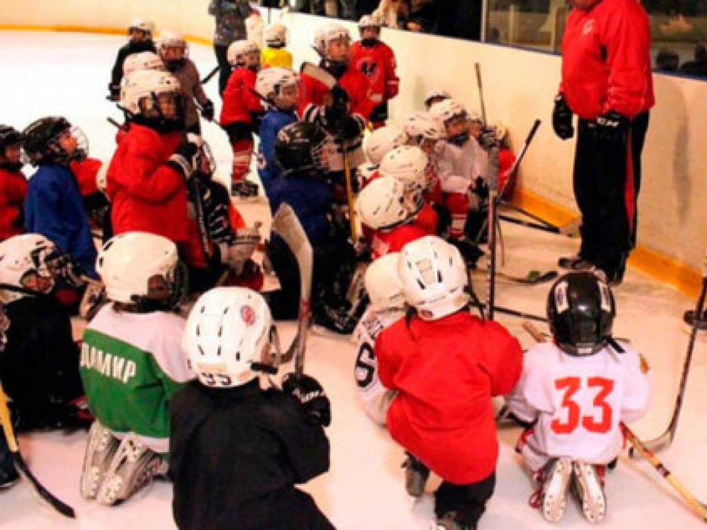 В хоккейной школе тренер издевался над детьми (ФОТО, ВИДЕО)