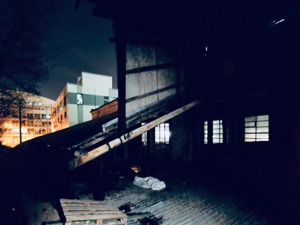 В центре Киева на крыше заброшенного здания скончался парень (ФОТО)
