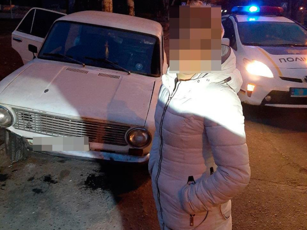 В Запорожье пьяная женщина угнала автомобиль и устроила ДТП (ФОТО)