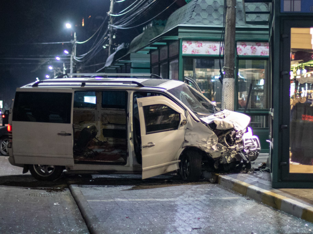 Под Киевом во время полицейской погони Mercedes разбило три автомобиля и врезалось в МАФ (ФОТО, ВИДЕО)