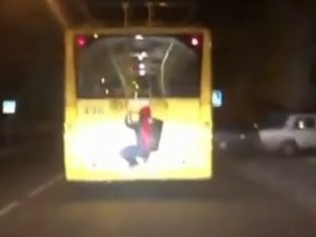 В Херсоне юный «зацепер» устроил опасные «покатушки» на троллейбусе (ФОТО)