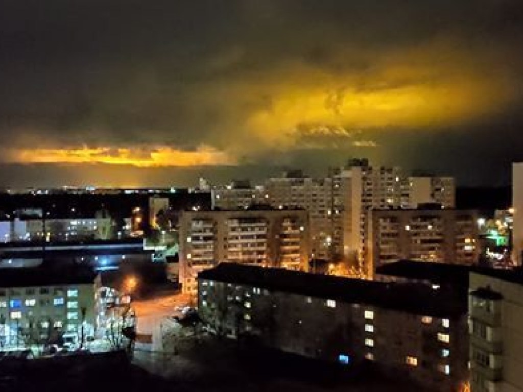 Над ночным Киевом увидели странное сияние: в соцсетях бурно обсуждают феномен (ФОТО)