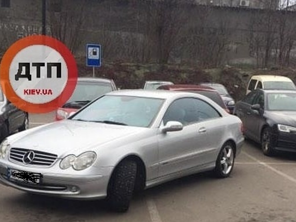 На Академгородке в Киеве водитель Mercedes показал «филигранную» парковку (ФОТО)