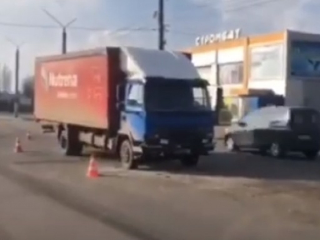 В Мелитополе  у автовокзала грузовик DAF врезался в ВАЗ (ВИДЕО)