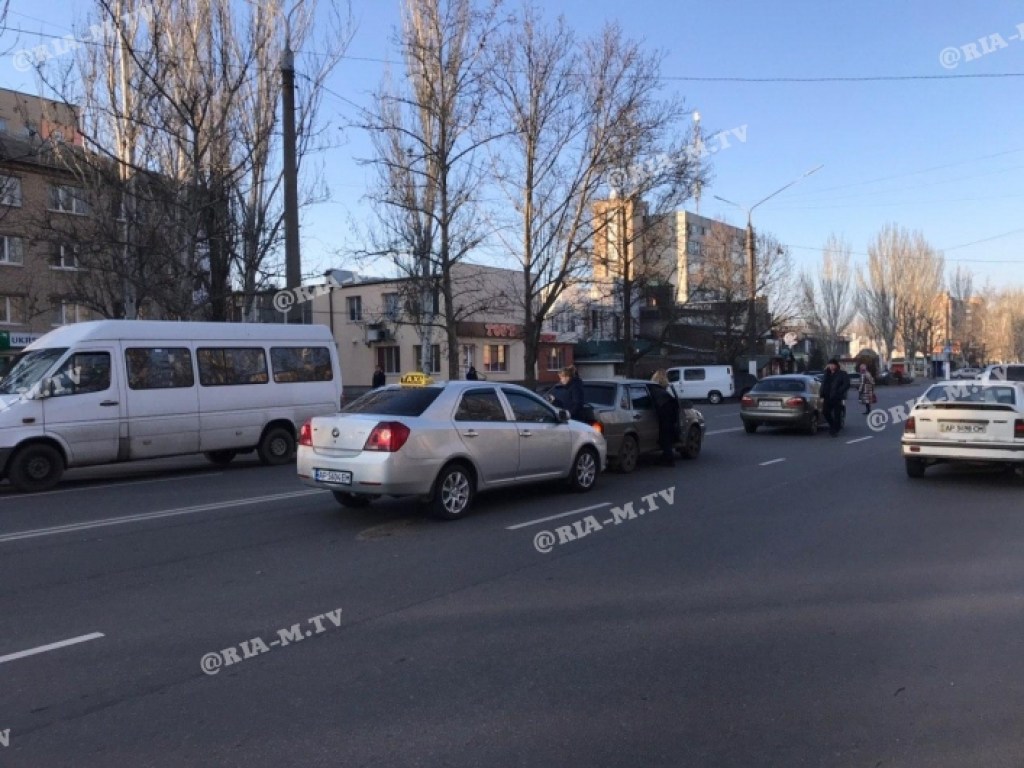 В Мелитополе «паровозиком» столкнулись три авто (ФОТО, ВИДЕО)