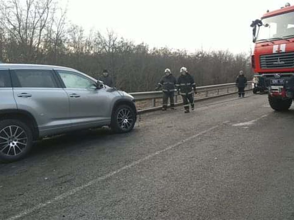 В Черкасской области  автомобиль Toyota угодил в кювет: водителя госпитализировали (ФОТО)